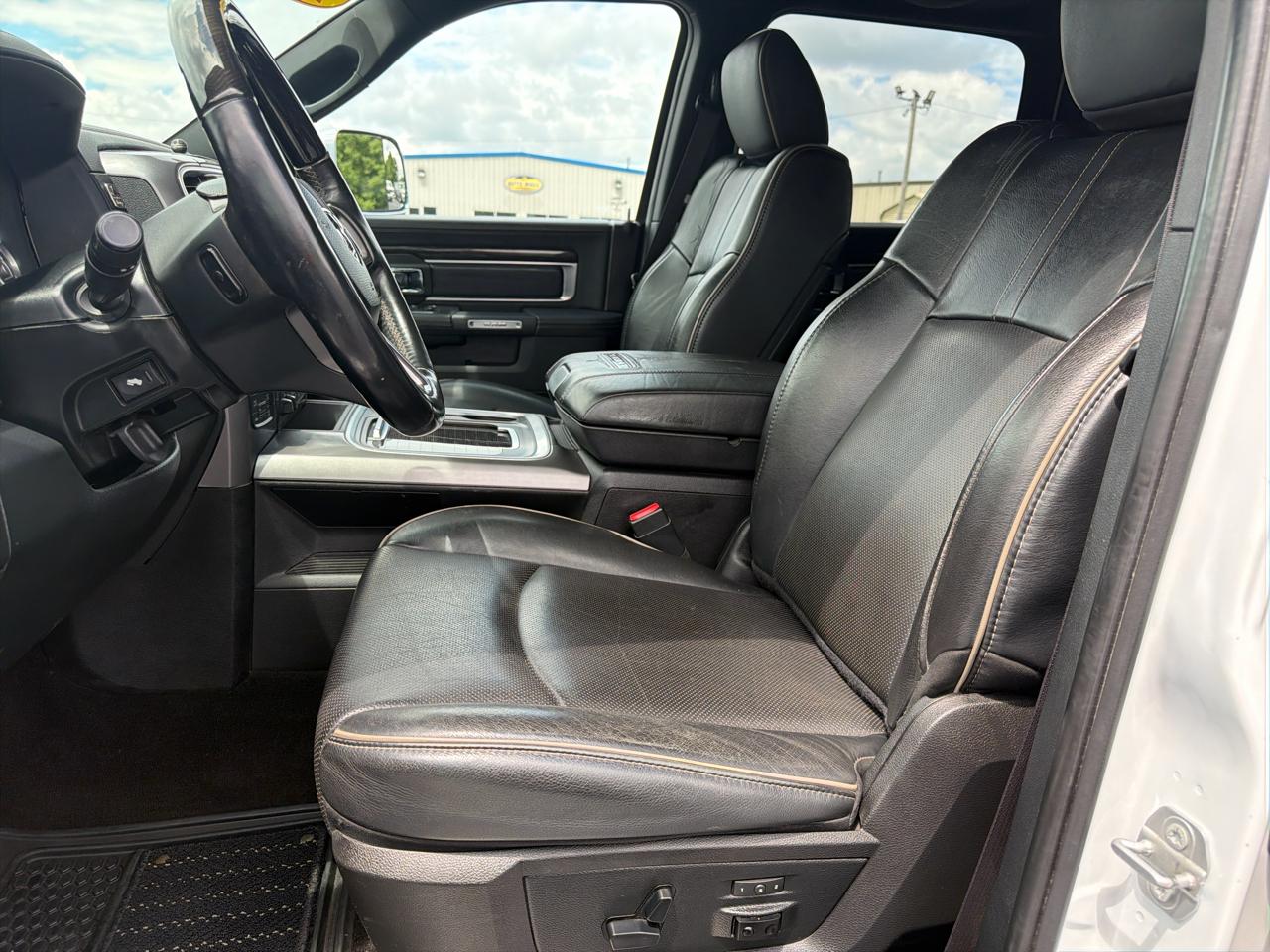 RAM 1500 4WD Crew Cab 140.5" Limited 2016