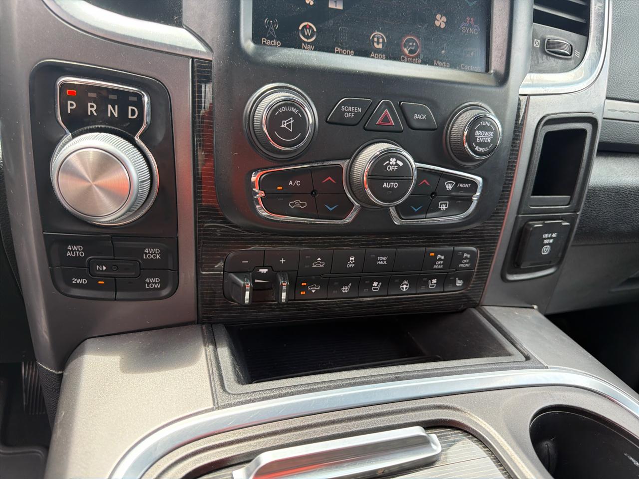 RAM 1500 4WD Crew Cab 140.5" Limited 2016