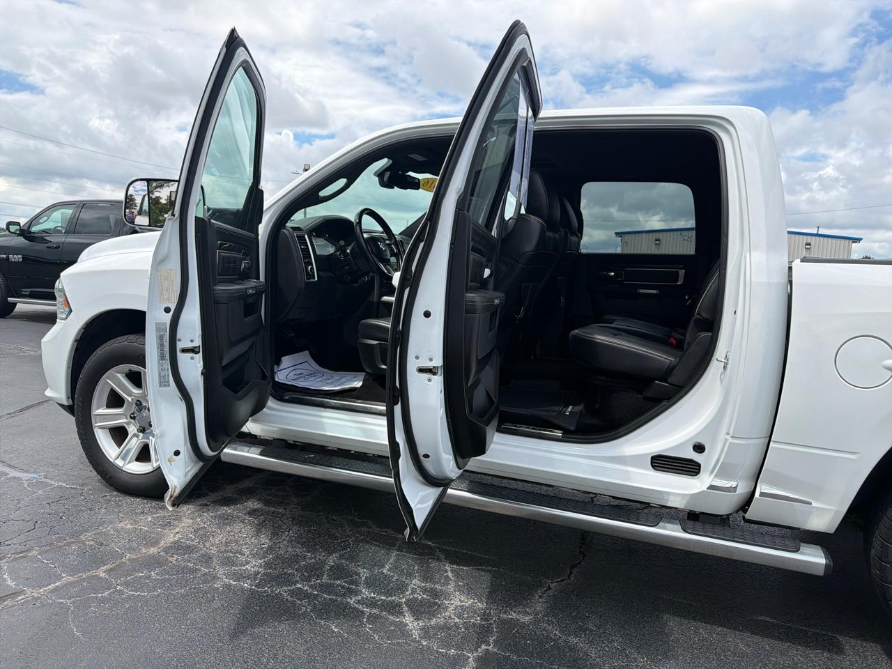 RAM 1500 4WD Crew Cab 140.5" Limited 2016