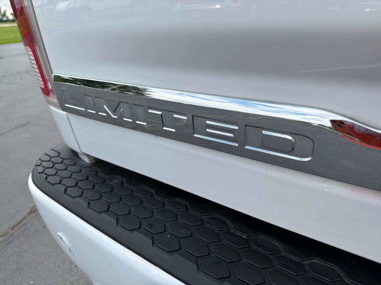 RAM 1500 4WD Crew Cab 140.5" Limited 2016