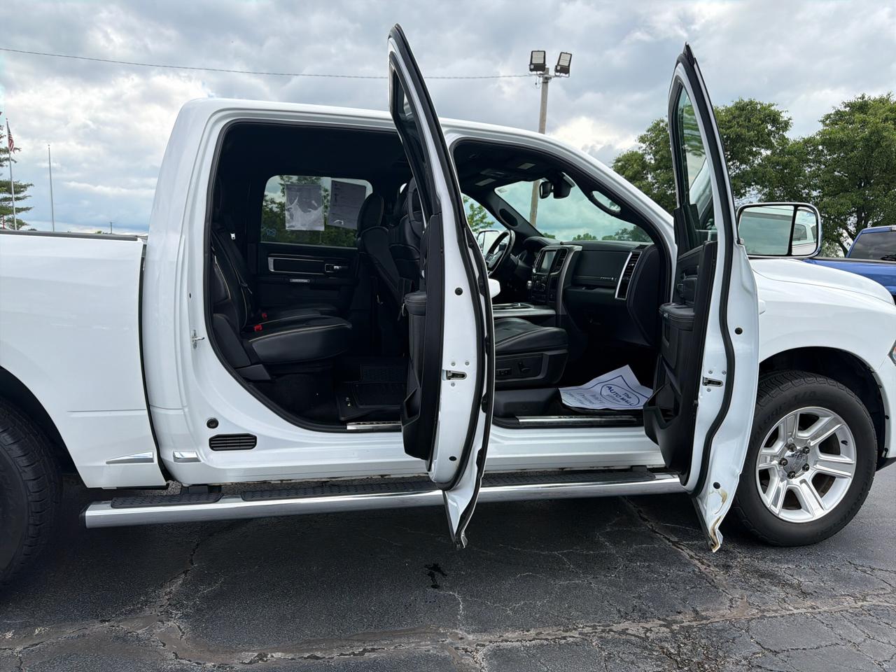 RAM 1500 4WD Crew Cab 140.5" Limited 2016