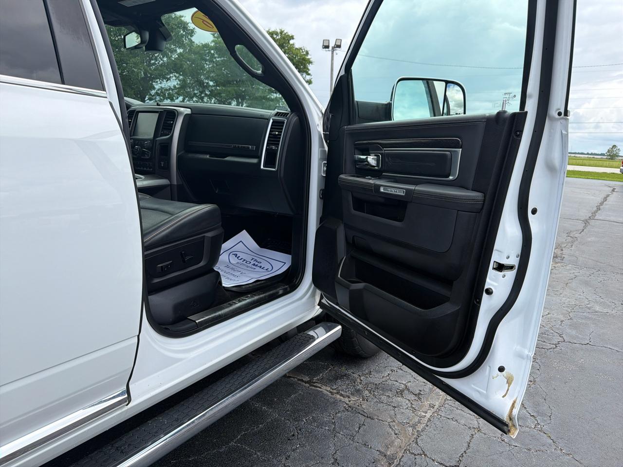 RAM 1500 4WD Crew Cab 140.5" Limited 2016