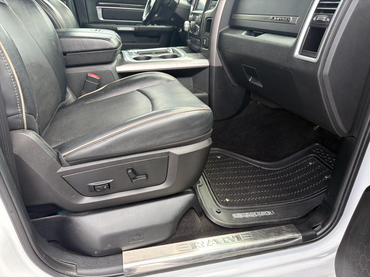 RAM 1500 4WD Crew Cab 140.5" Limited 2016