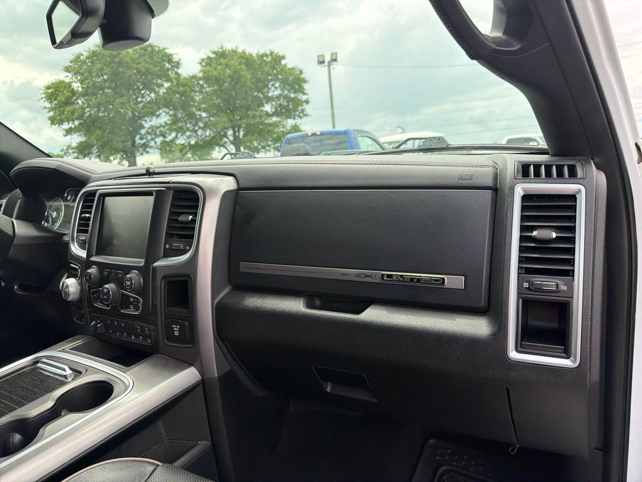 RAM 1500 4WD Crew Cab 140.5" Limited 2016