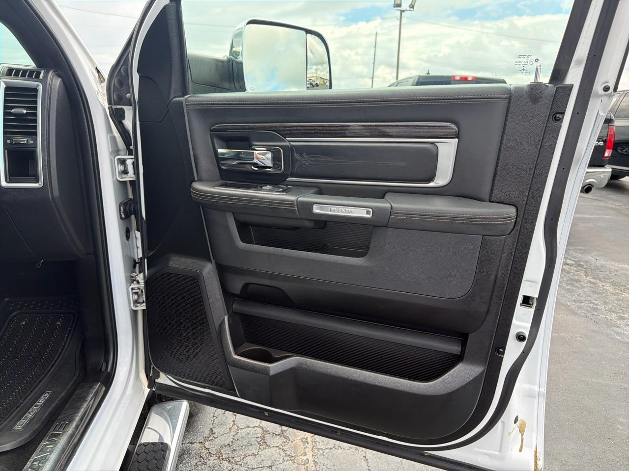 RAM 1500 4WD Crew Cab 140.5" Limited 2016