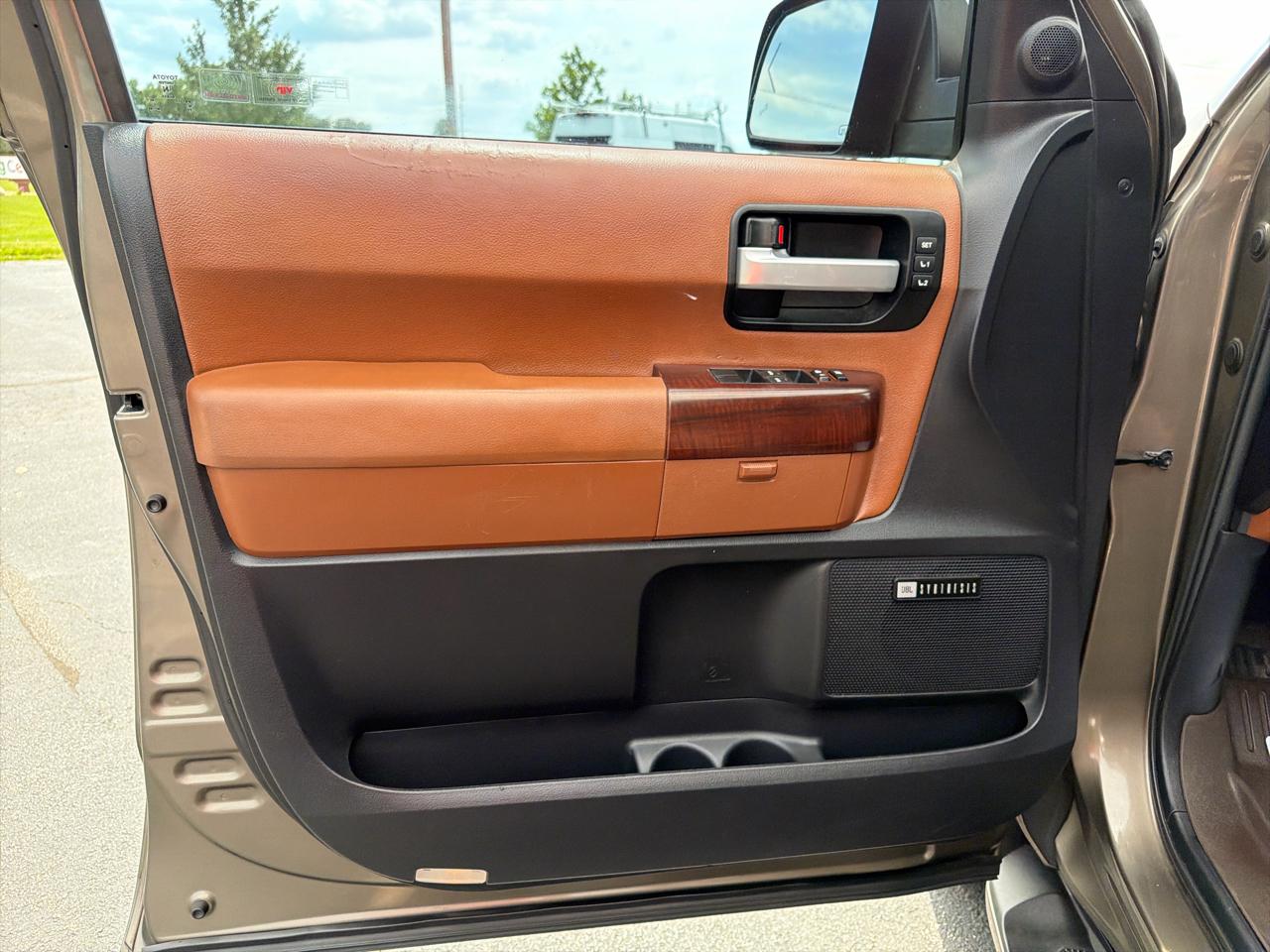 Toyota Sequoia 4WD 5.7L FFV Platinum (Natl) 2015