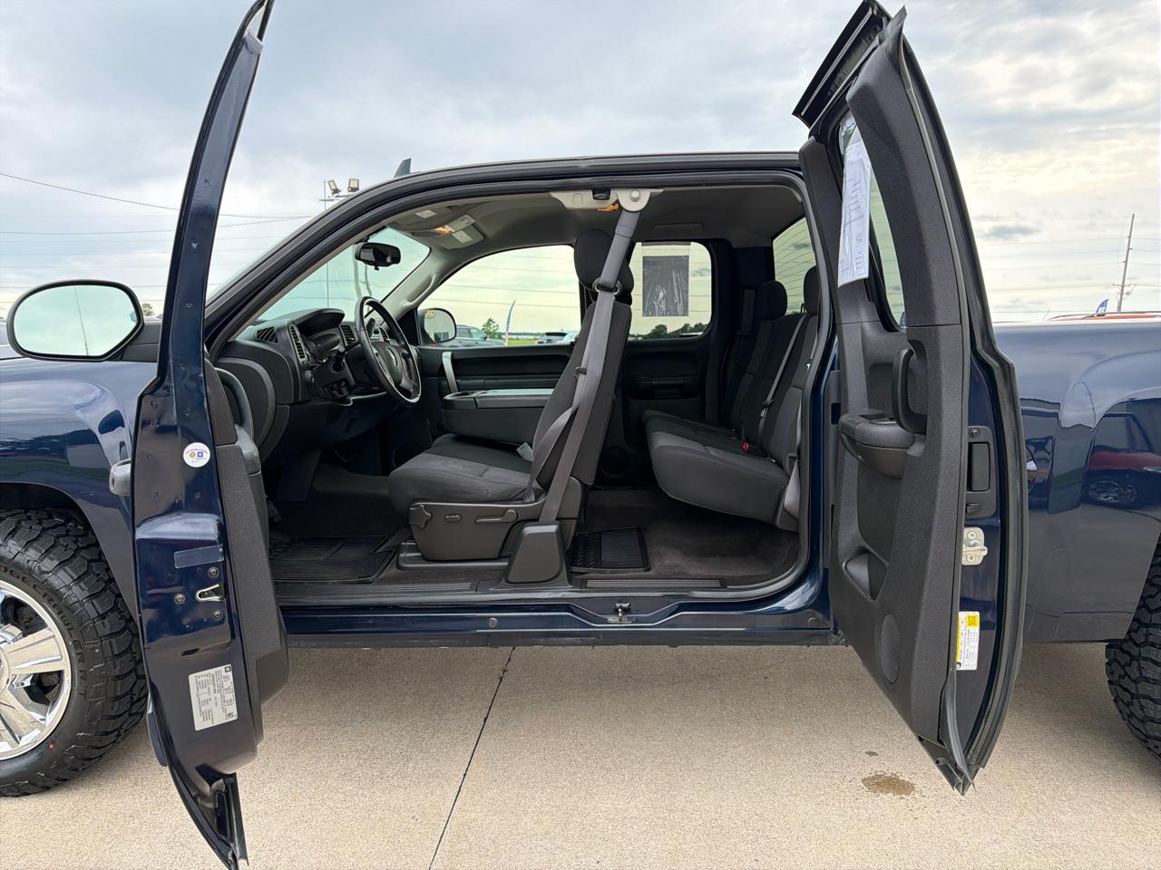 Chevrolet Silverado 1500 2WD Ext Cab 143.5" LT 2012