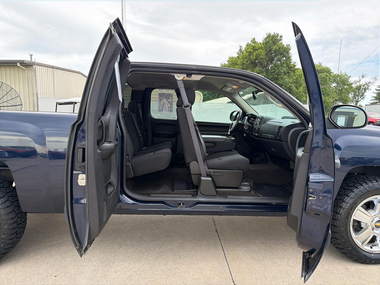 Chevrolet Silverado 1500 2WD Ext Cab 143.5" LT 2012