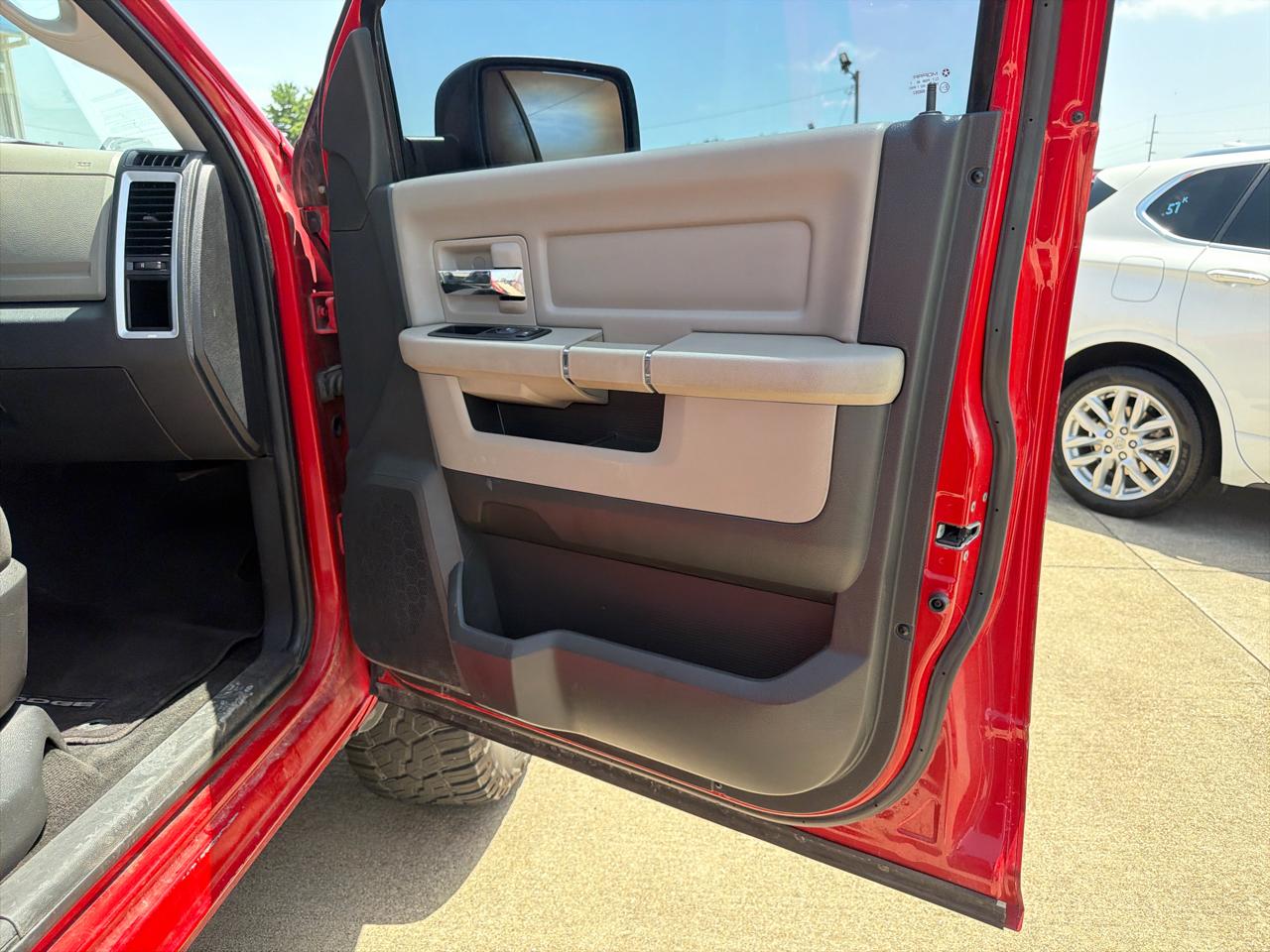 RAM 1500 4WD Crew Cab 140.5" Big Horn 2011