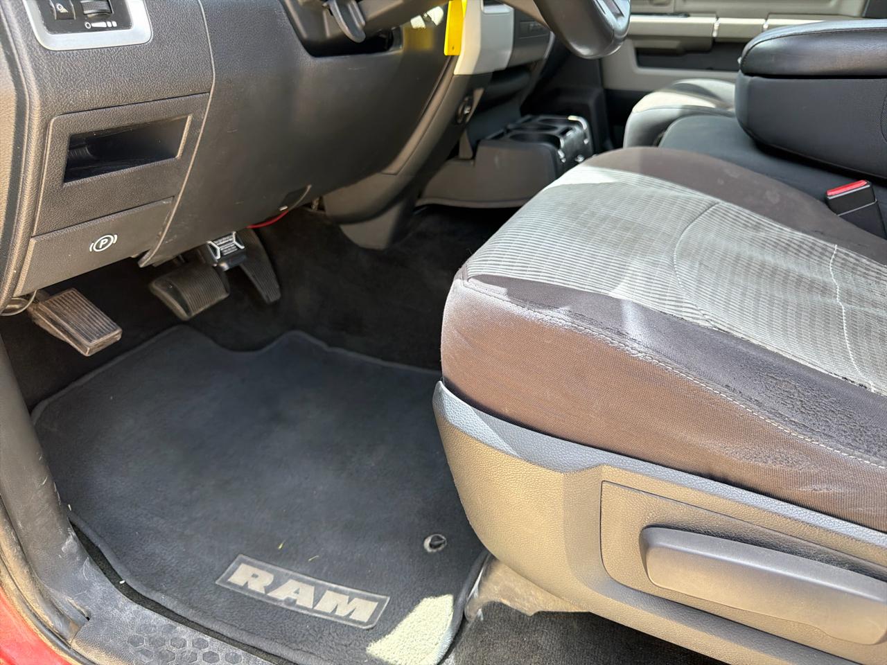 RAM 1500 4WD Crew Cab 140.5" Big Horn 2011