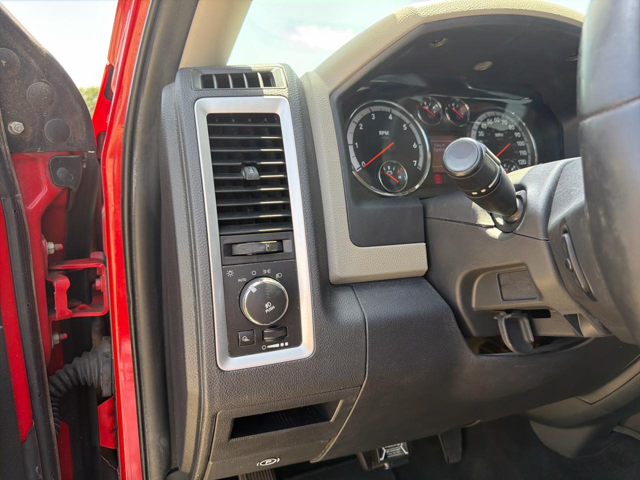 RAM 1500 4WD Crew Cab 140.5" Big Horn 2011