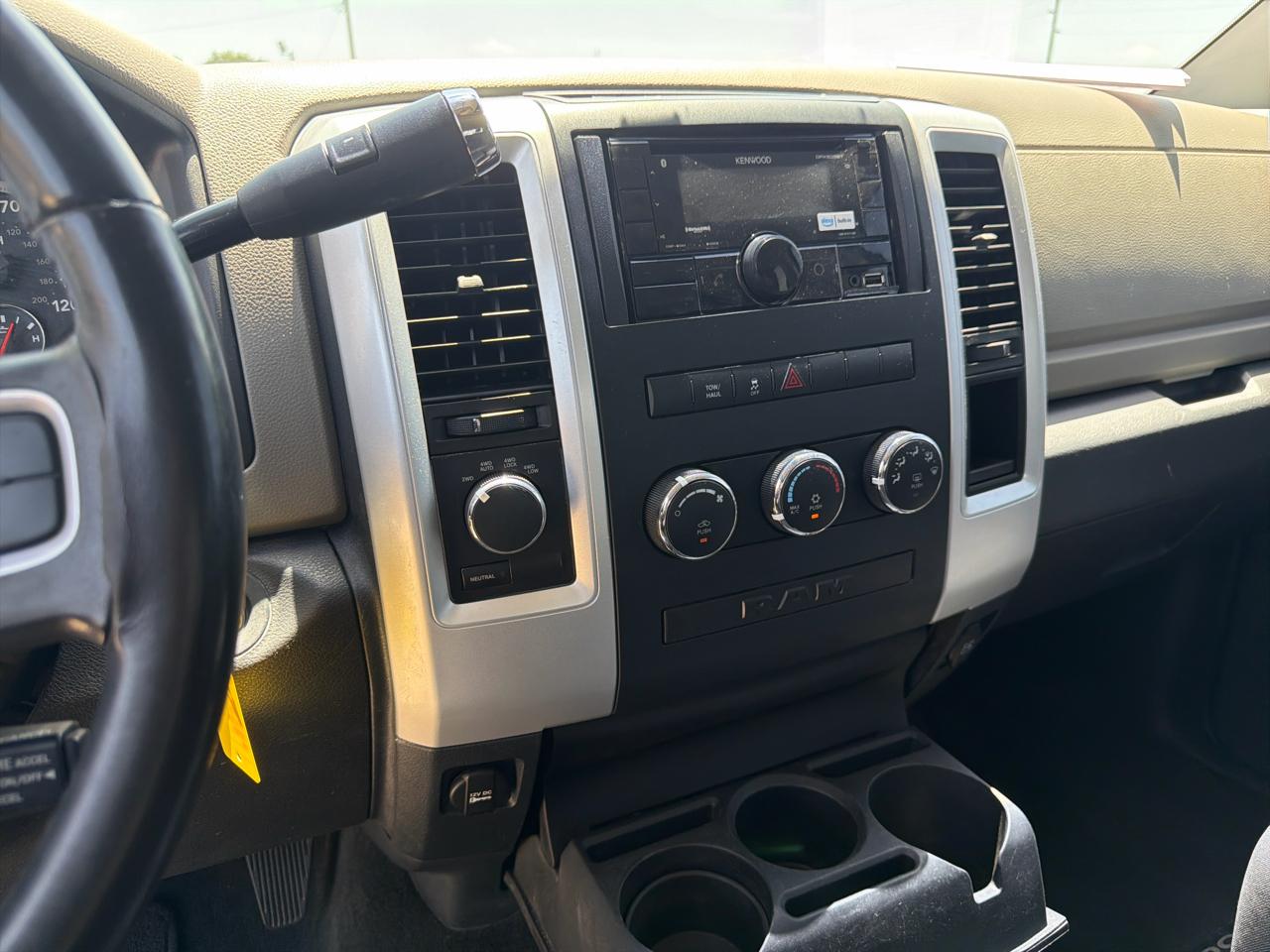 RAM 1500 4WD Crew Cab 140.5" Big Horn 2011