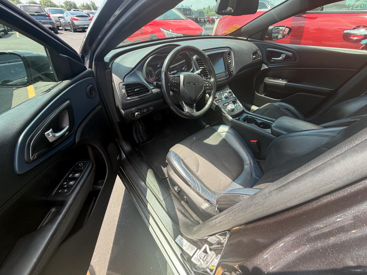 Chrysler 200 4dr Sdn S AWD 2016