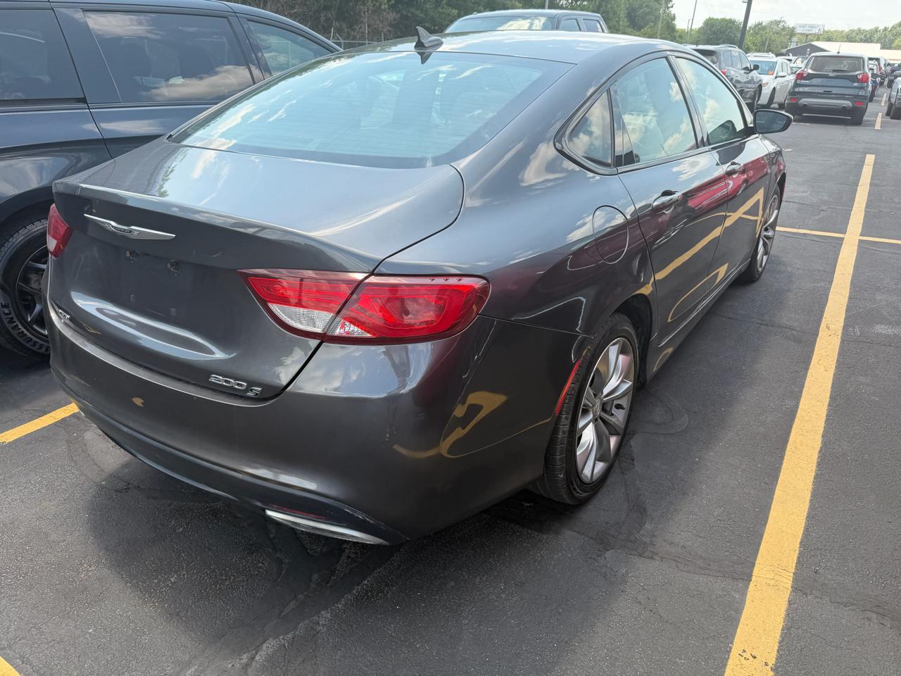 Chrysler 200 4dr Sdn S AWD 2016