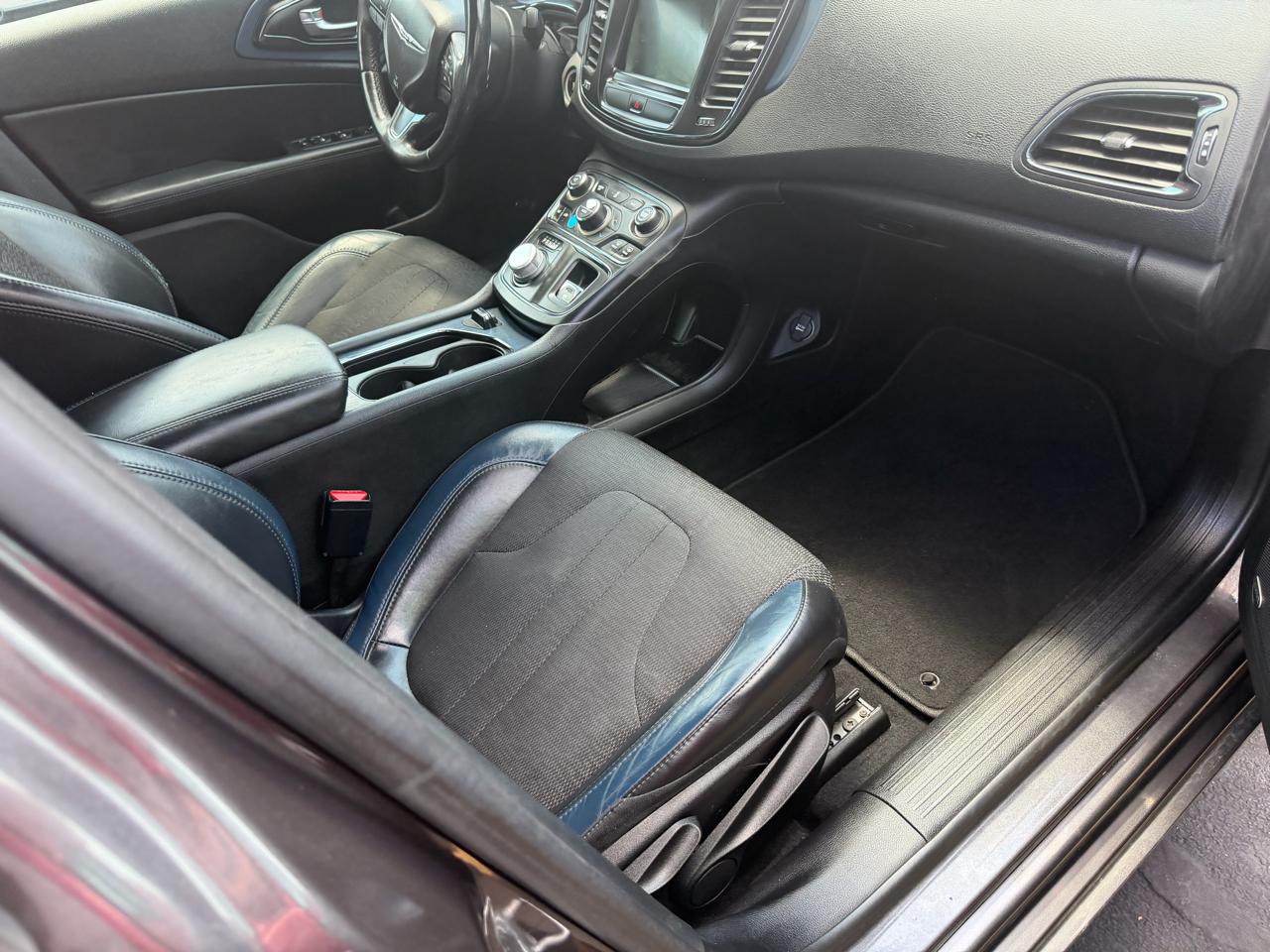 Chrysler 200 4dr Sdn S AWD 2016