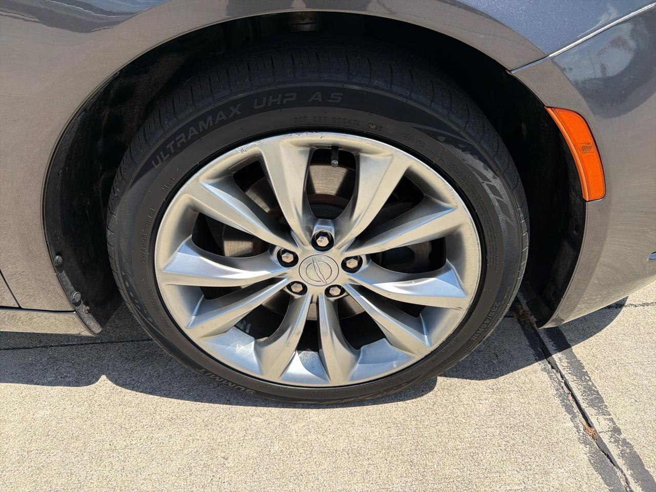 Chrysler 200 4dr Sdn S AWD 2016