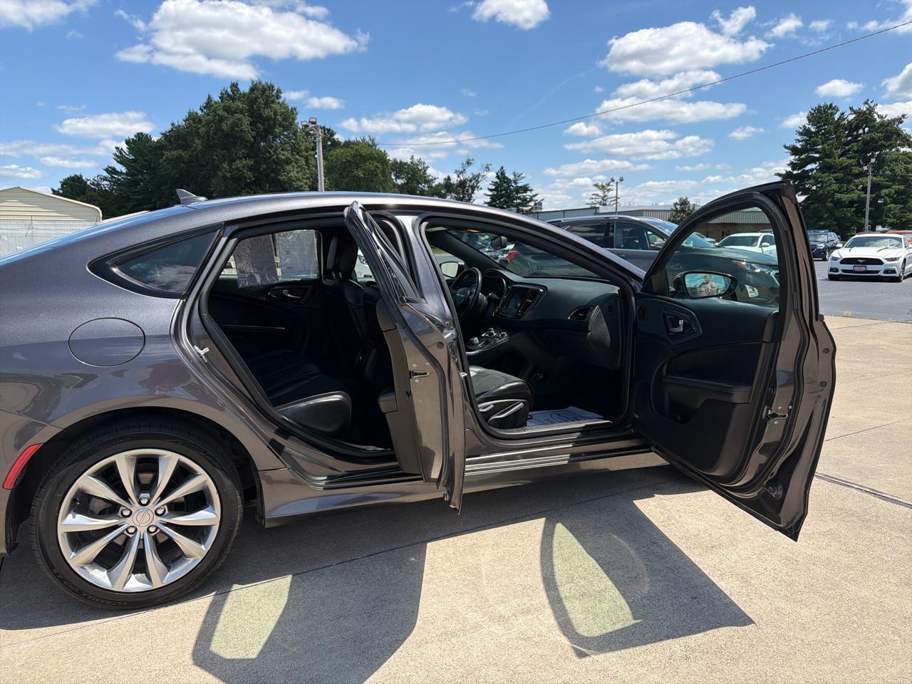 Chrysler 200 4dr Sdn S AWD 2016