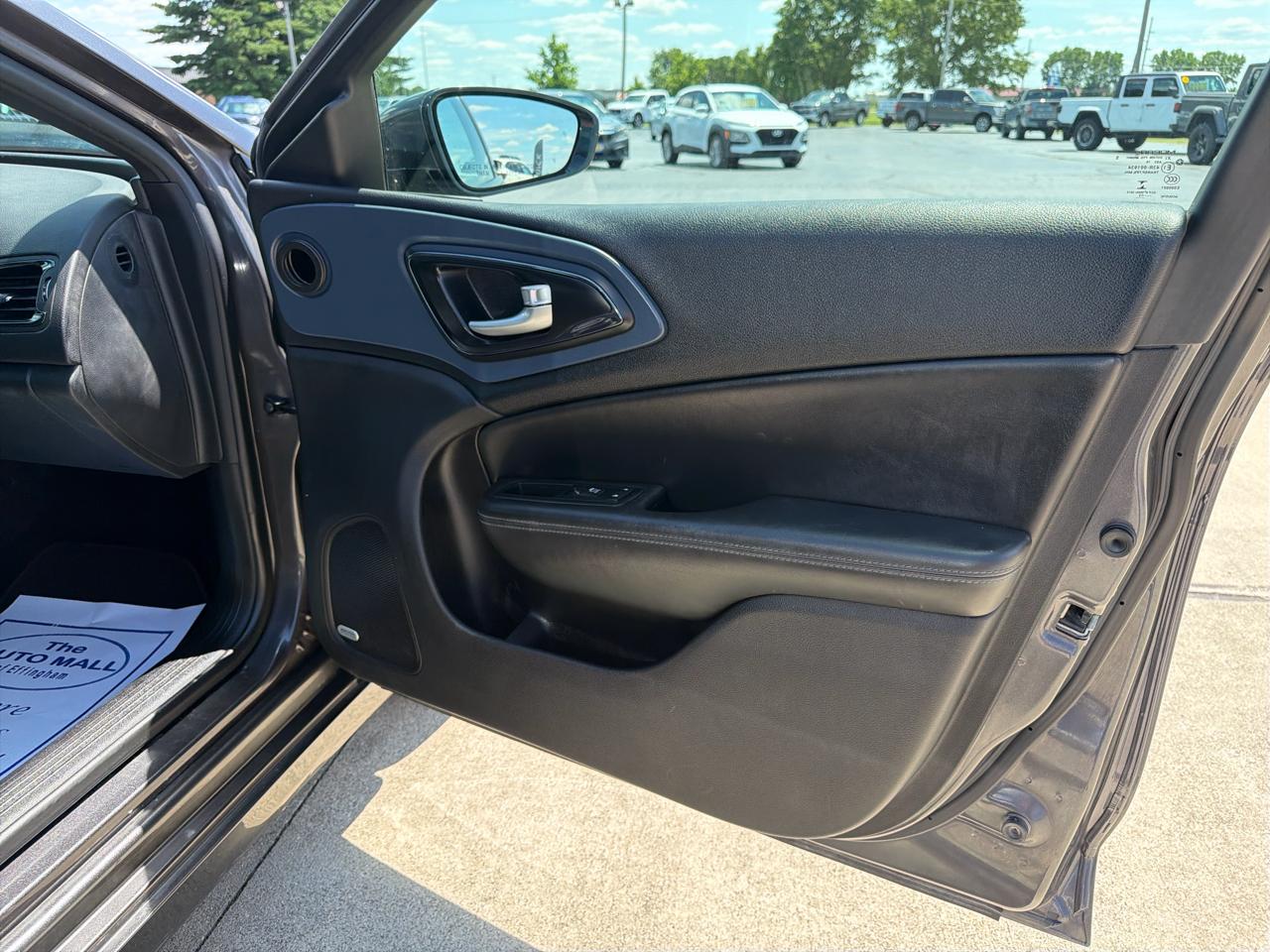 Chrysler 200 4dr Sdn S AWD 2016