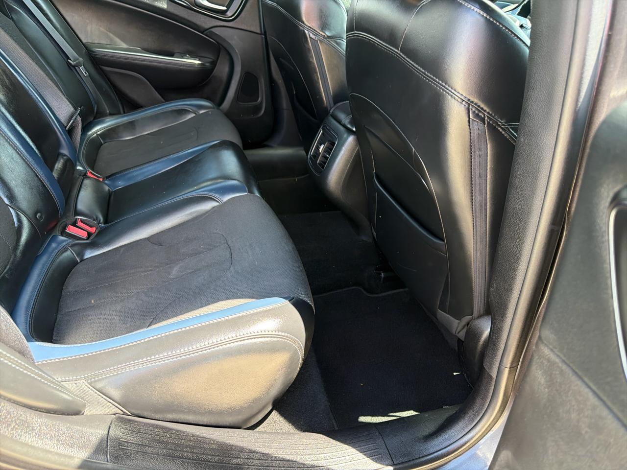 Chrysler 200 4dr Sdn S AWD 2016