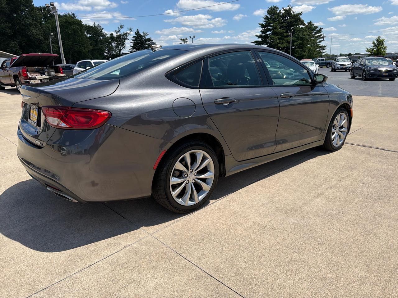 Chrysler 200 4dr Sdn S AWD 2016