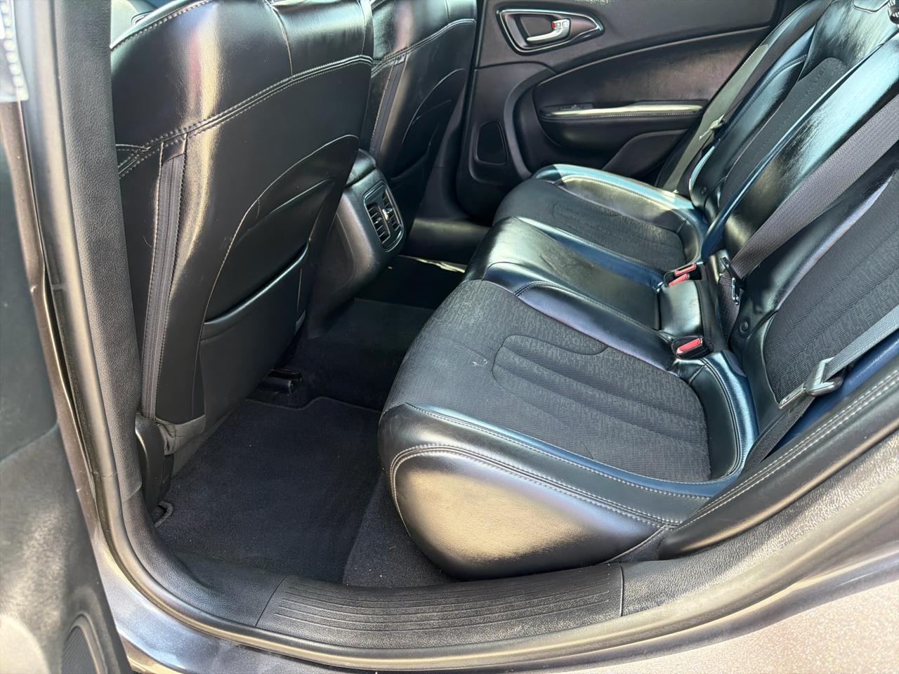 Chrysler 200 4dr Sdn S AWD 2016