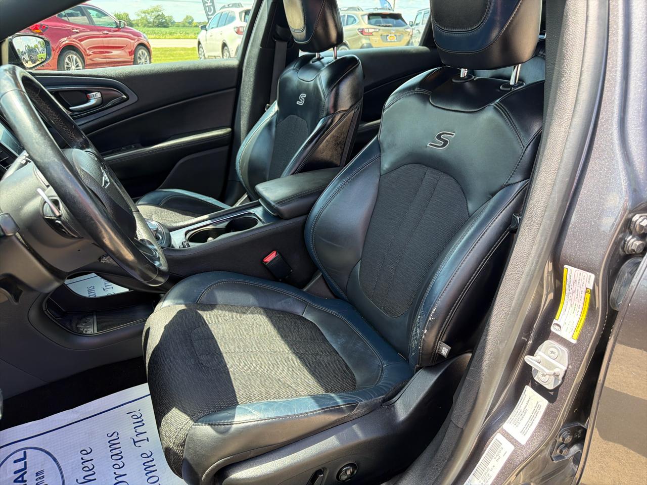 Chrysler 200 4dr Sdn S AWD 2016