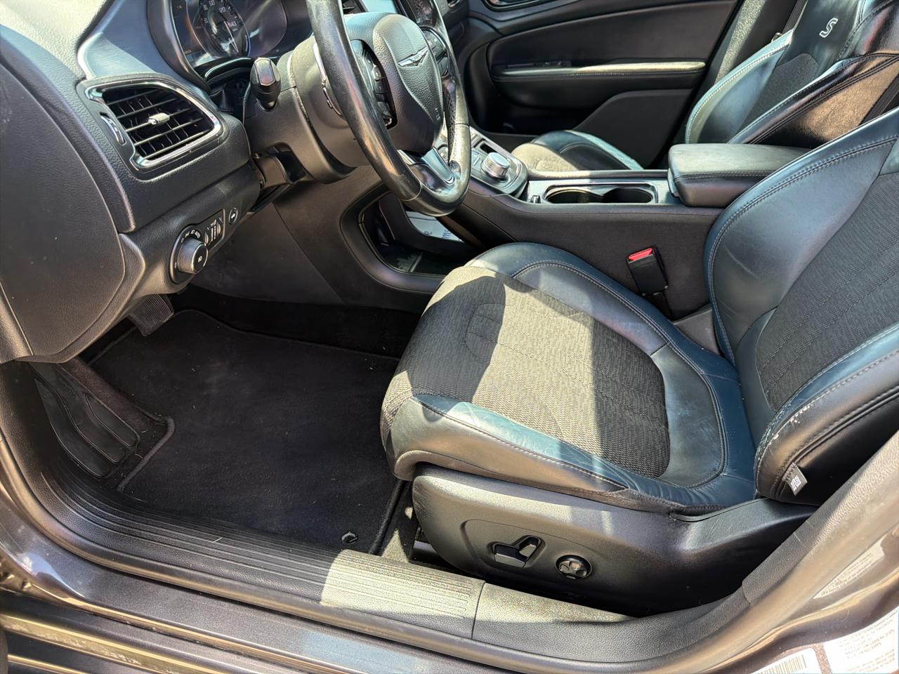 Chrysler 200 4dr Sdn S AWD 2016