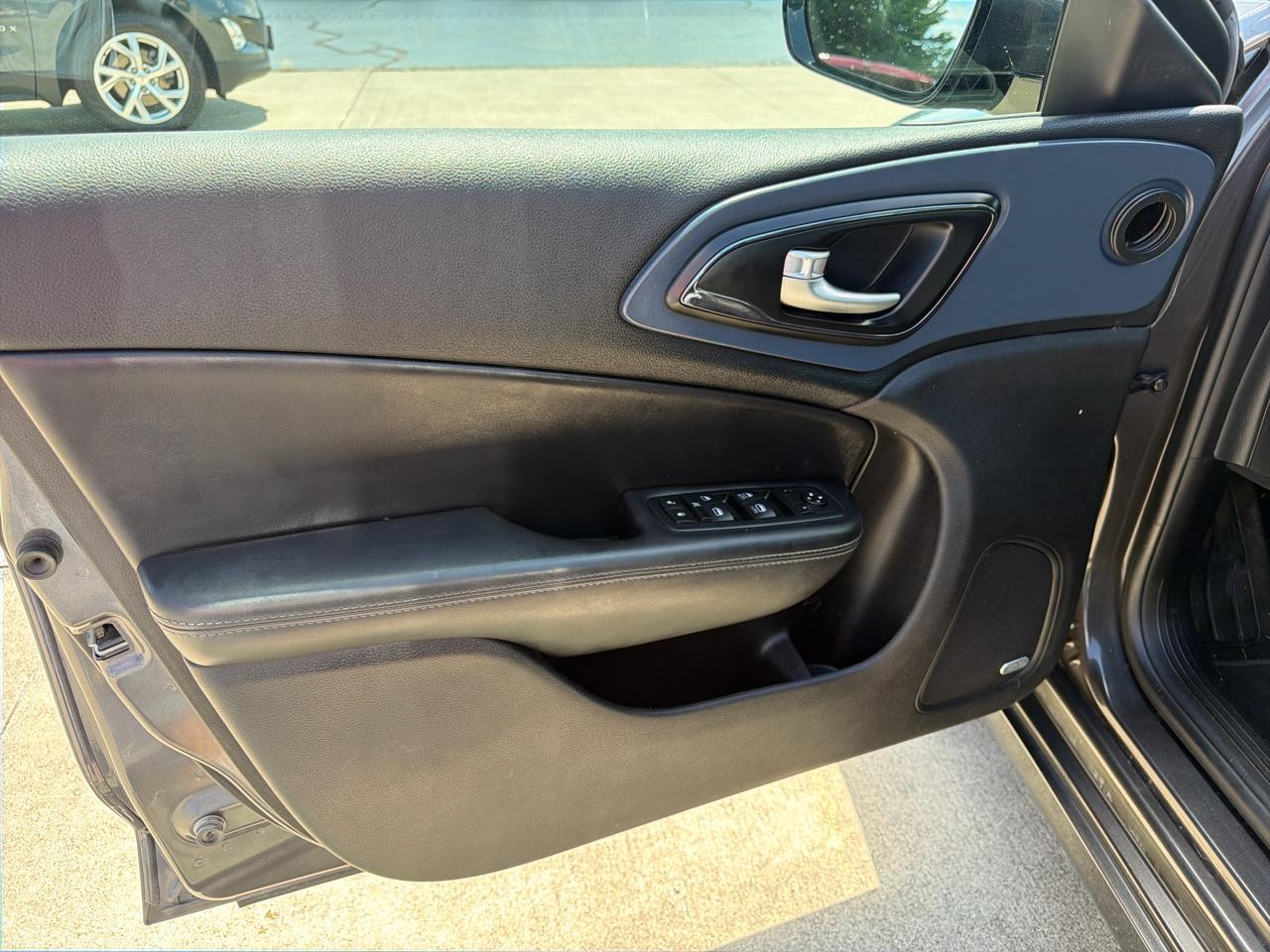 Chrysler 200 4dr Sdn S AWD 2016