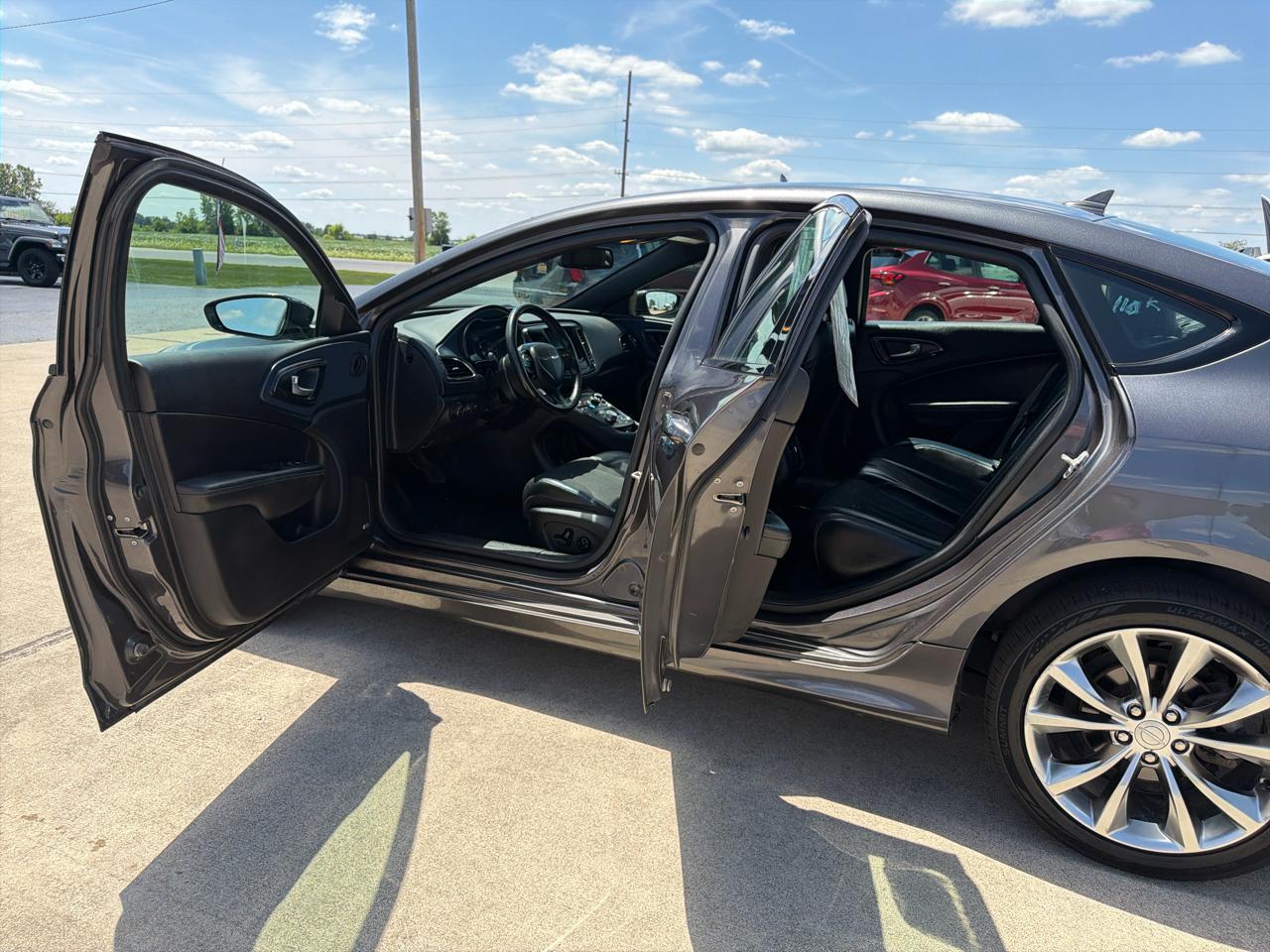 Chrysler 200 4dr Sdn S AWD 2016