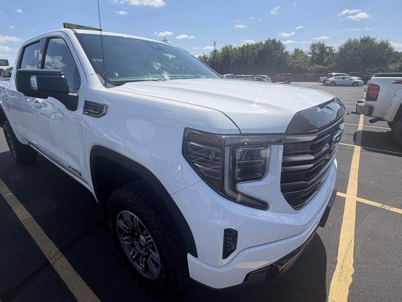 GMC Sierra 1500 4WD Crew Cab 147" AT4 2025