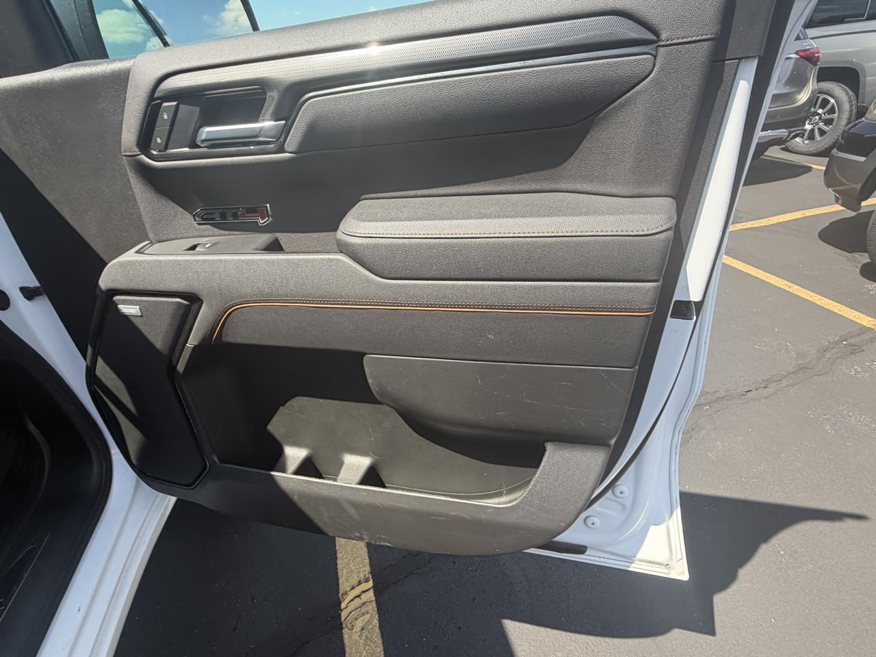 GMC Sierra 1500 4WD Crew Cab 147" AT4 2025