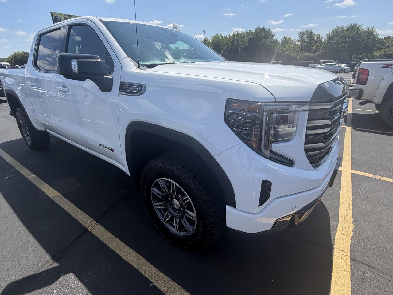 GMC Sierra 1500 4WD Crew Cab 147" AT4 2025
