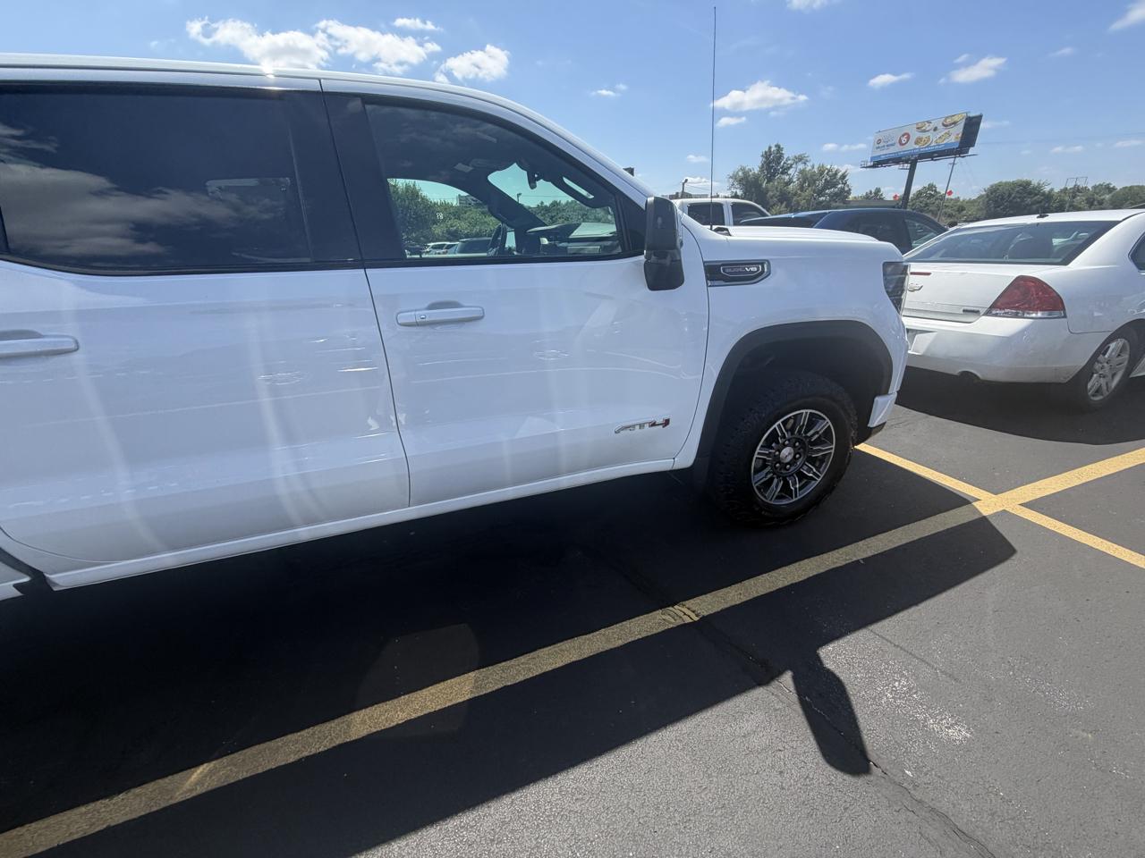 GMC Sierra 1500 4WD Crew Cab 147" AT4 2025