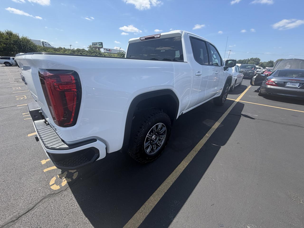 GMC Sierra 1500 4WD Crew Cab 147" AT4 2025