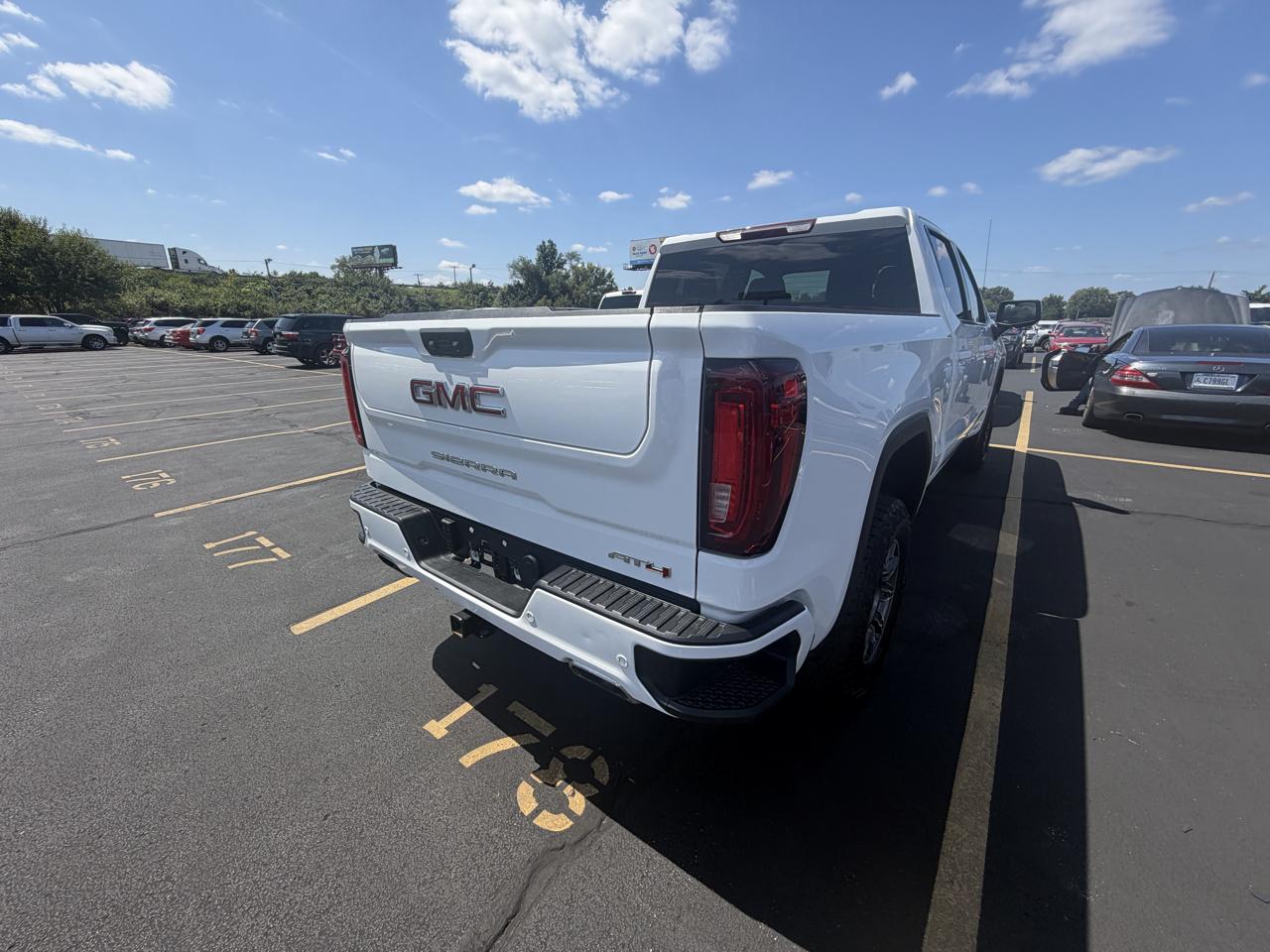 GMC Sierra 1500 4WD Crew Cab 147" AT4 2025