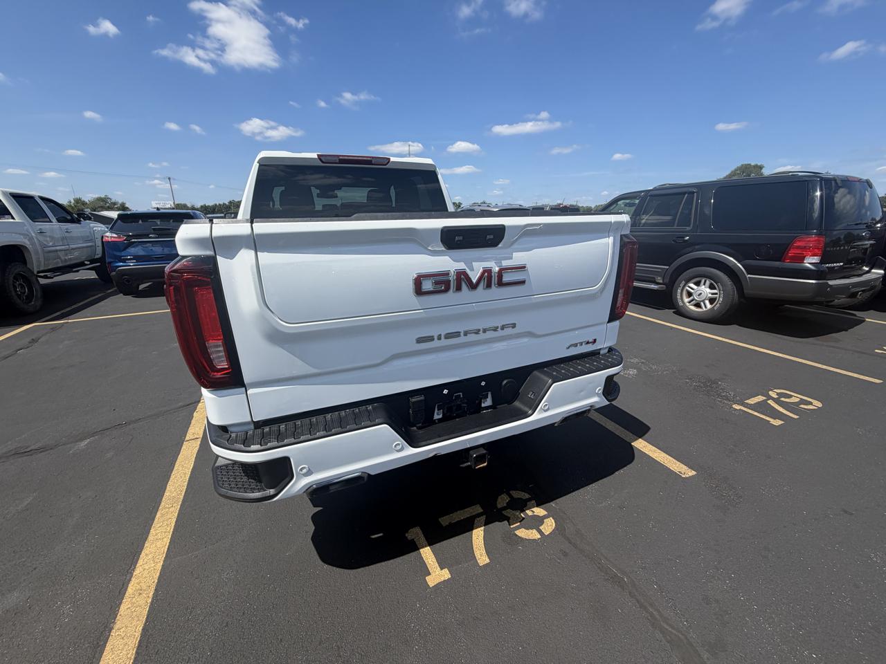 GMC Sierra 1500 4WD Crew Cab 147" AT4 2025