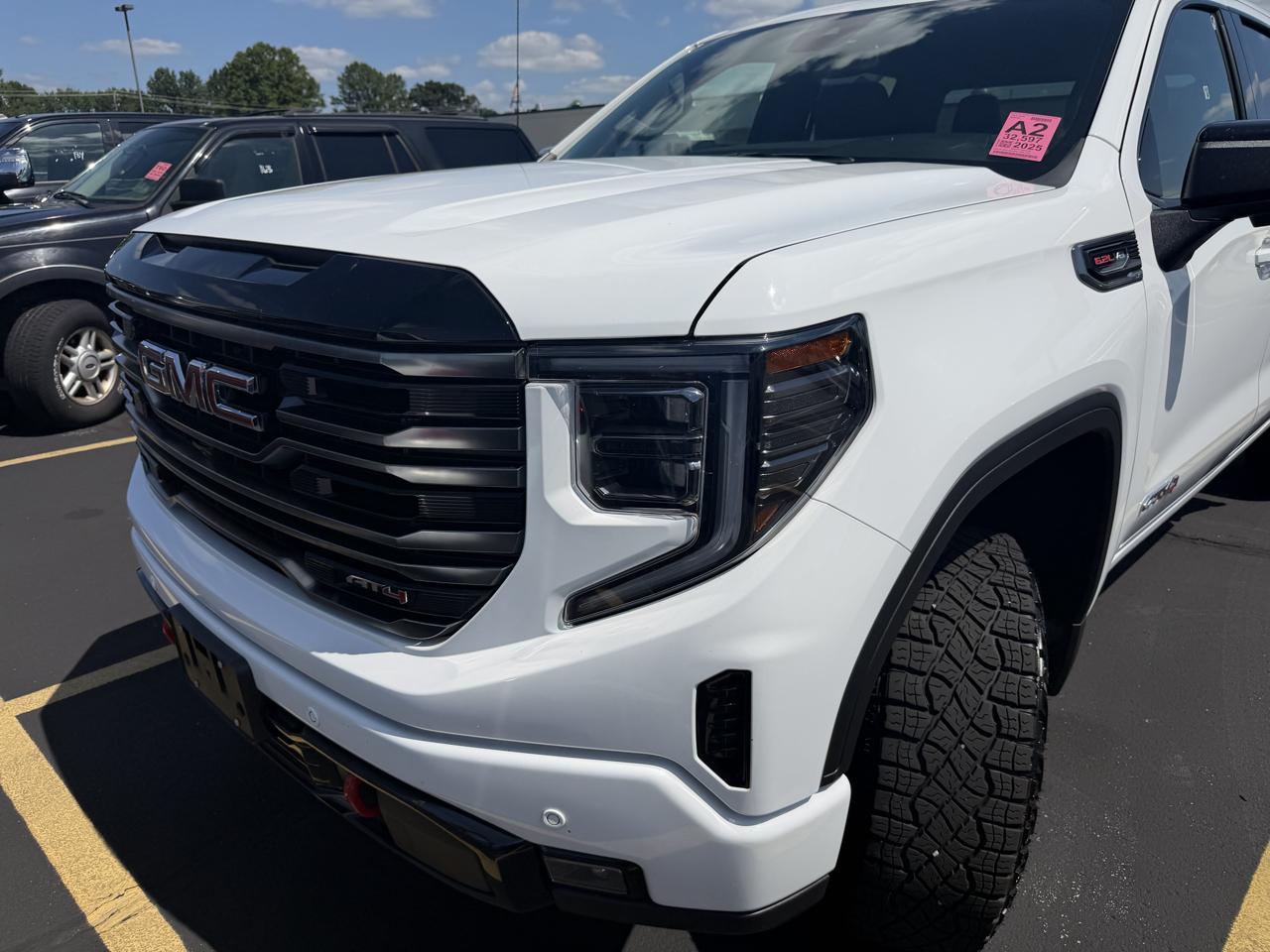 GMC Sierra 1500 4WD Crew Cab 147" AT4 2025