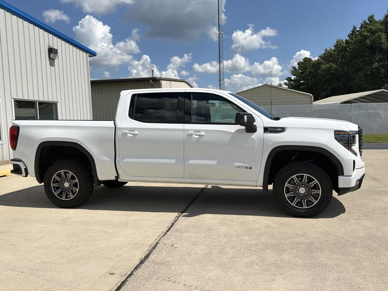 GMC Sierra 1500 4WD Crew Cab 147" AT4 2025