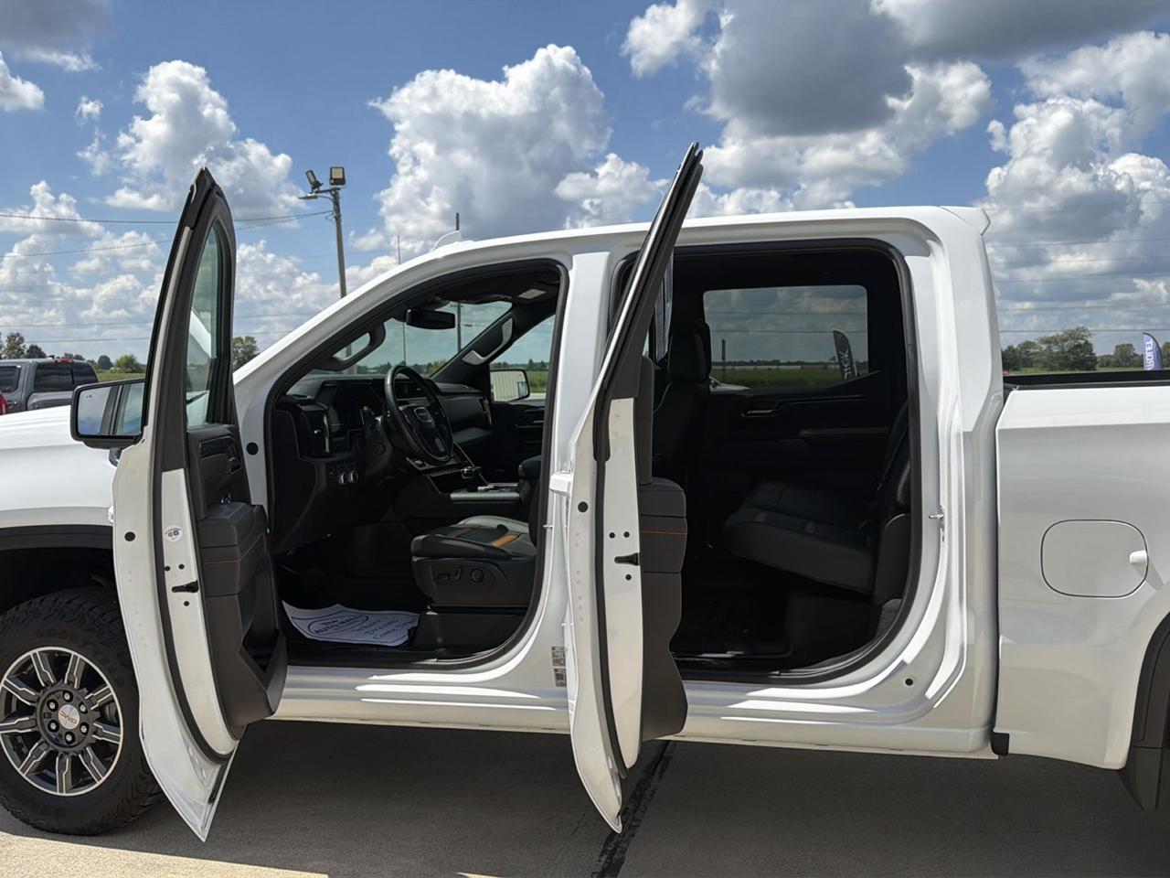 GMC Sierra 1500 4WD Crew Cab 147" AT4 2025