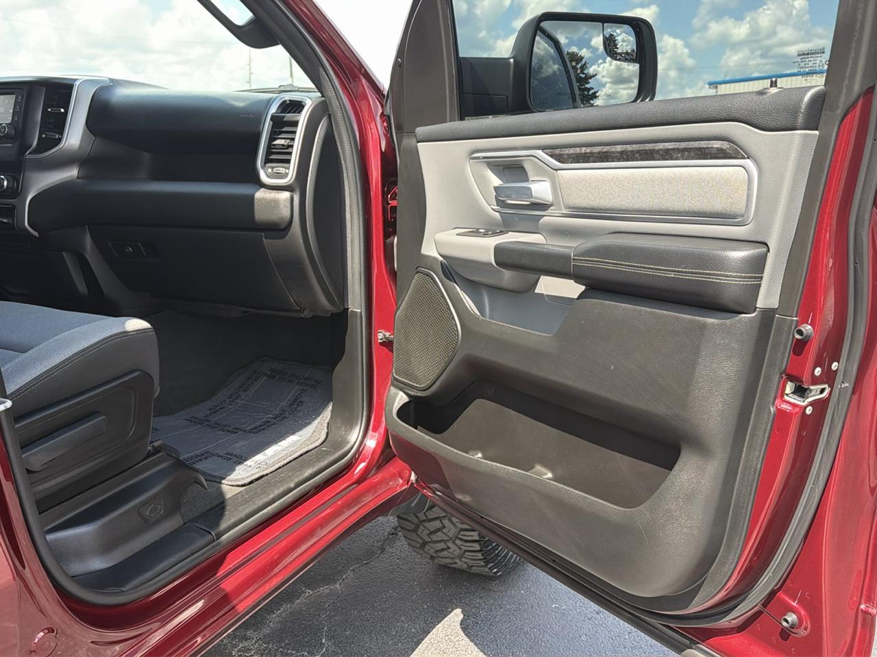 RAM 1500 Big Horn 4x4 Crew Cab 5'7" Box 2022