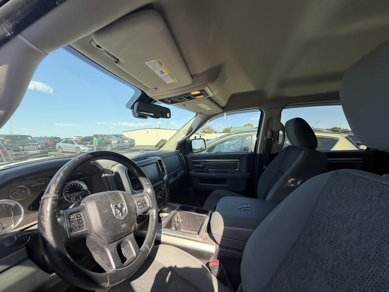 RAM 1500 4WD Crew Cab 140.5" Lone Star 2015