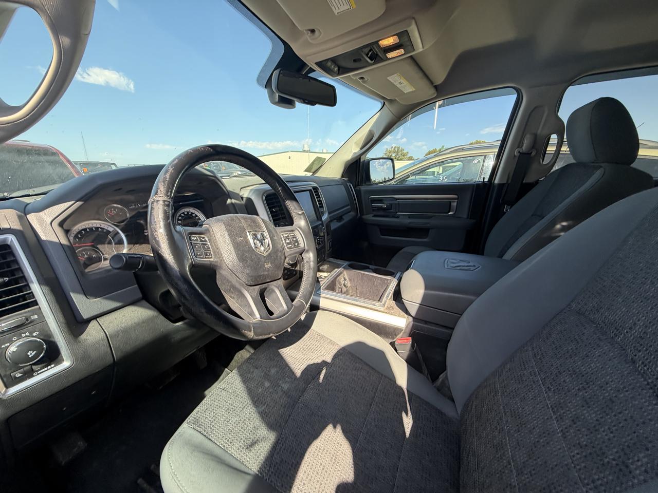 RAM 1500 4WD Crew Cab 140.5" Lone Star 2015