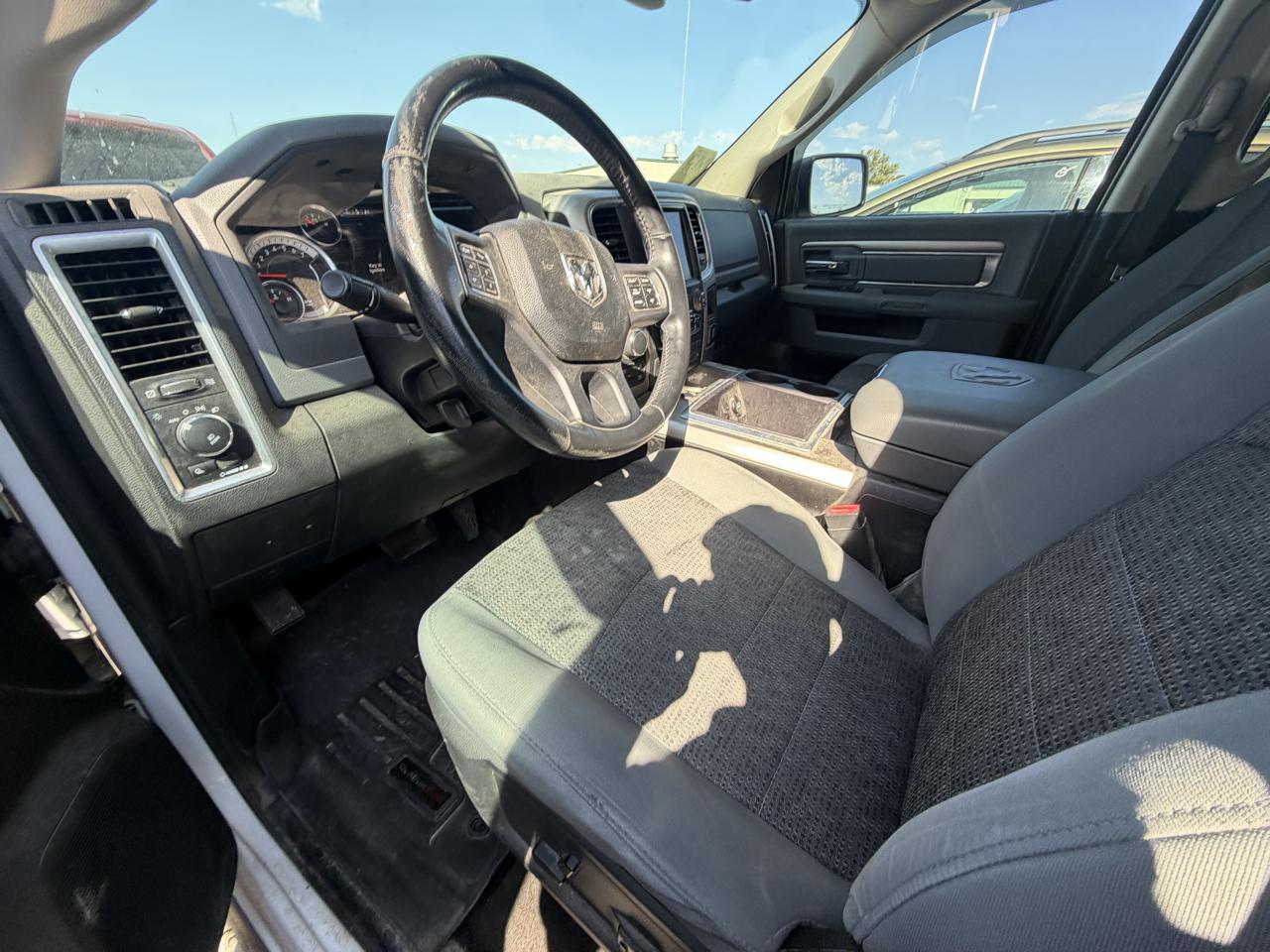 RAM 1500 4WD Crew Cab 140.5" Lone Star 2015