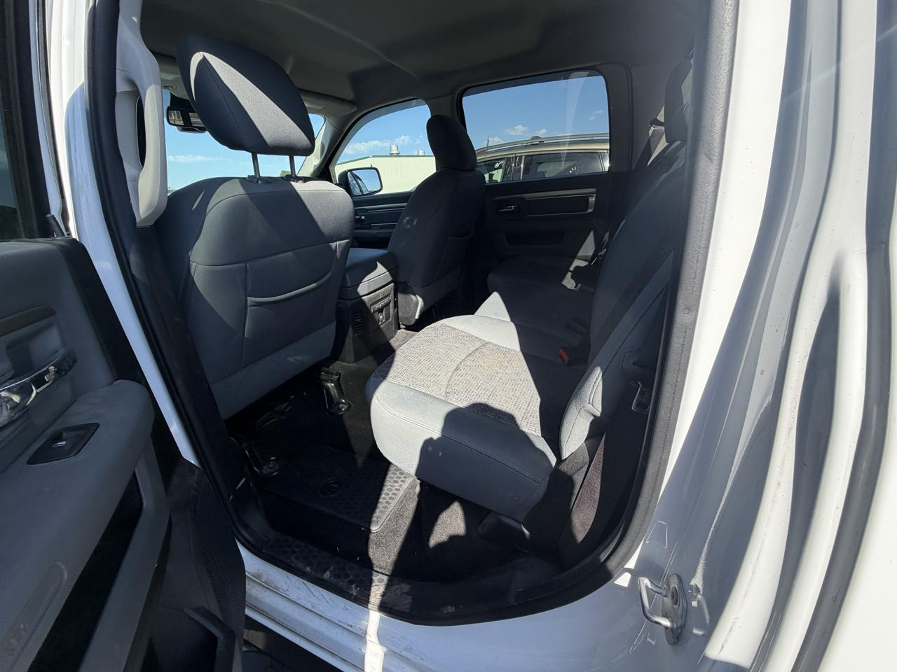 RAM 1500 4WD Crew Cab 140.5" Lone Star 2015