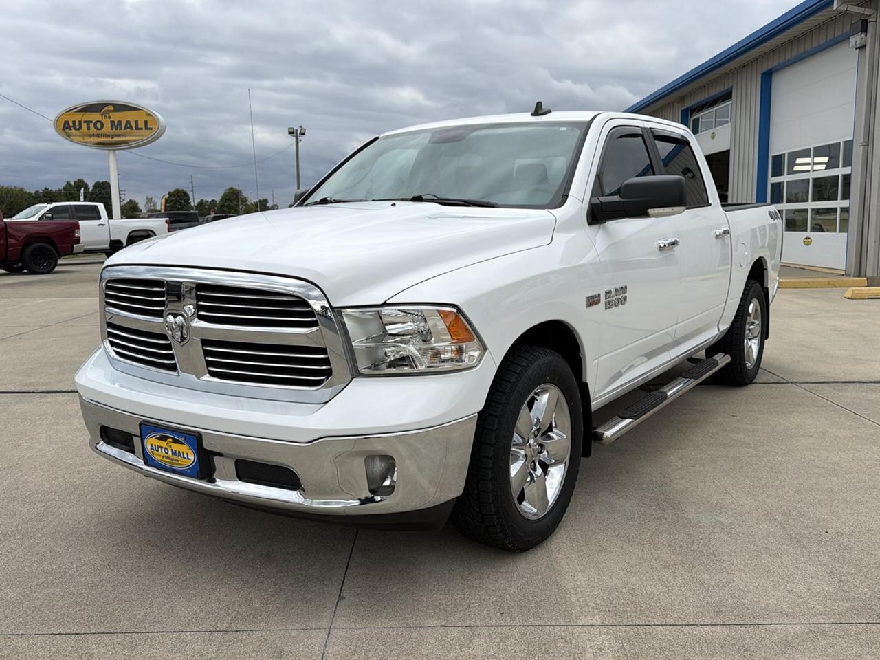RAM 1500 4WD Crew Cab 140.5" Lone Star 2015