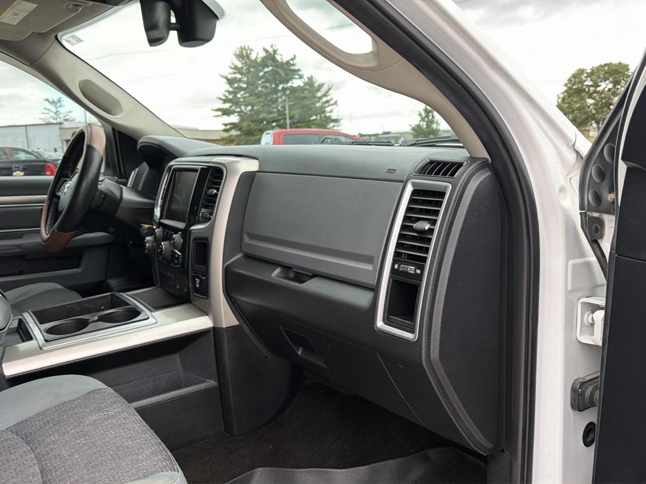 RAM 1500 4WD Crew Cab 140.5" Lone Star 2015