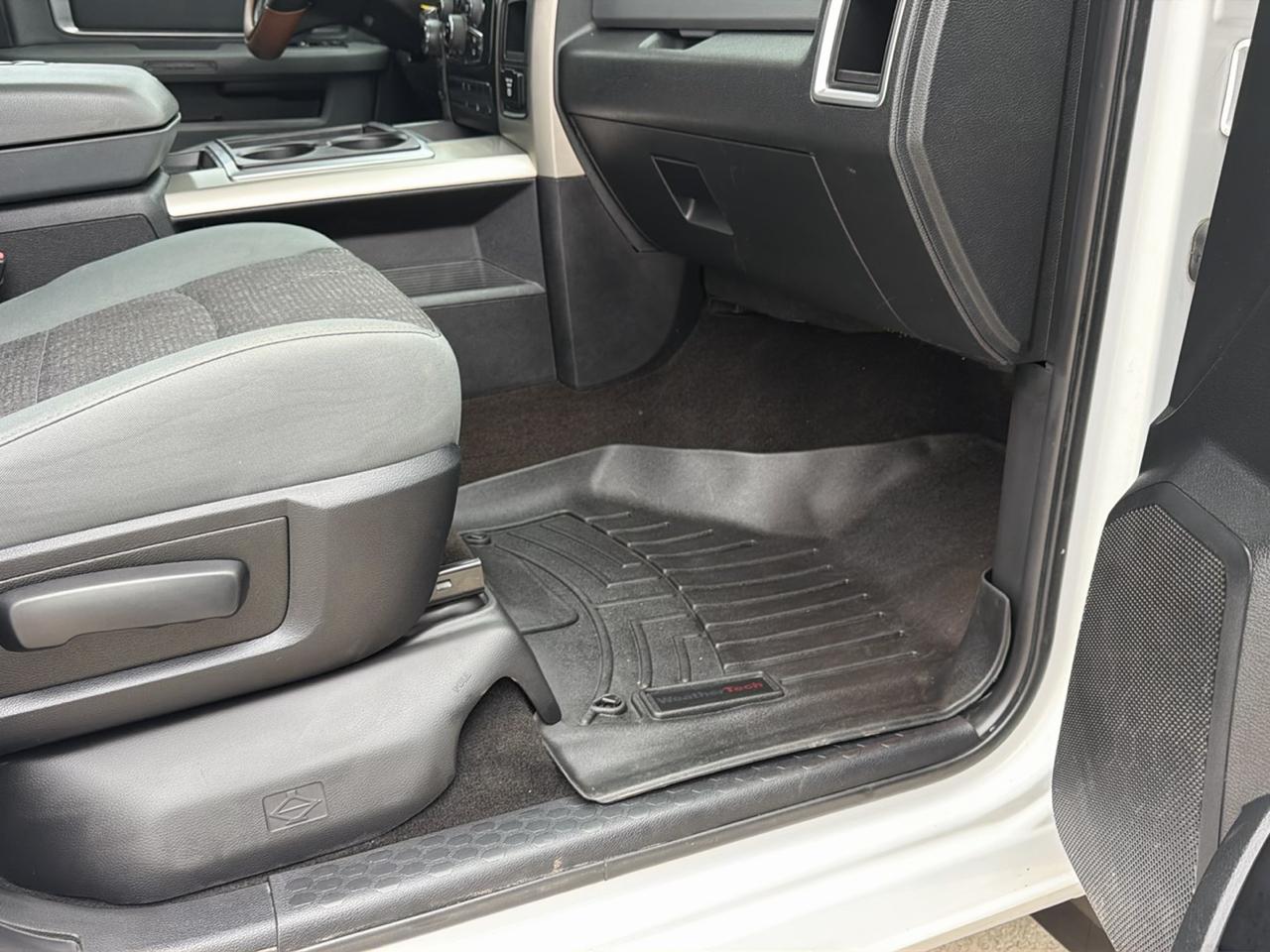 RAM 1500 4WD Crew Cab 140.5" Lone Star 2015