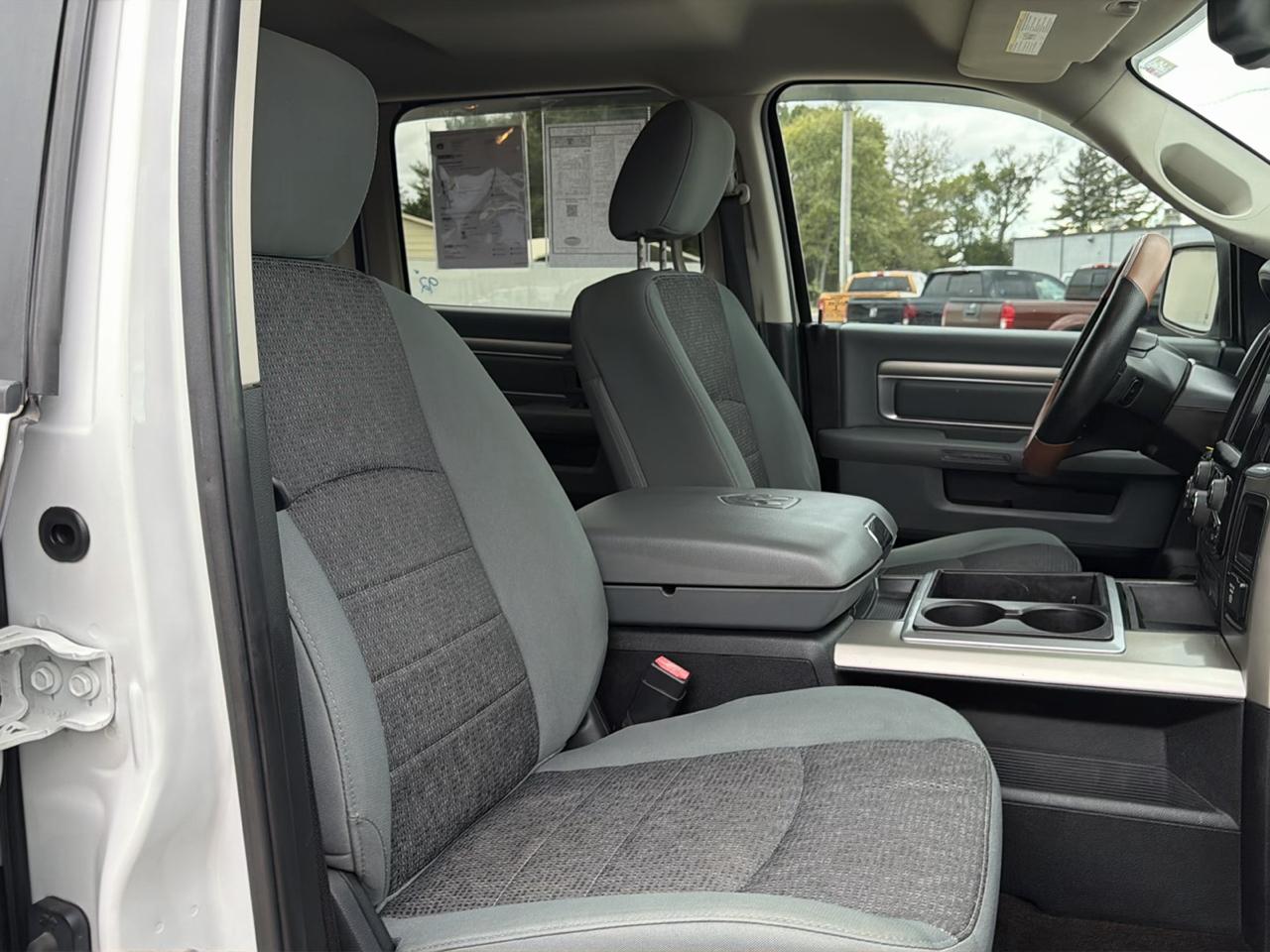 RAM 1500 4WD Crew Cab 140.5" Lone Star 2015