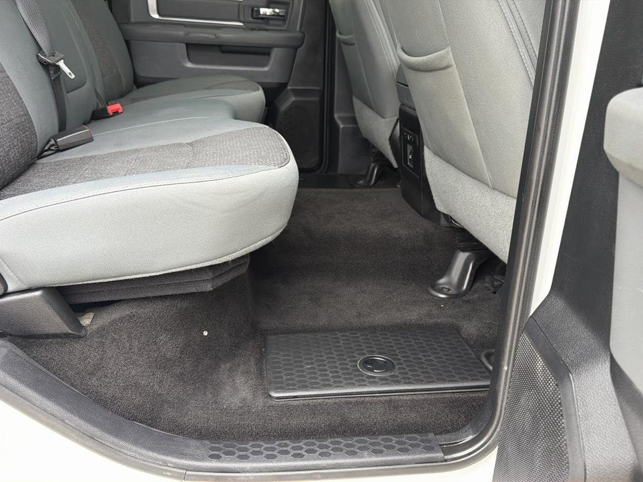 RAM 1500 4WD Crew Cab 140.5" Lone Star 2015