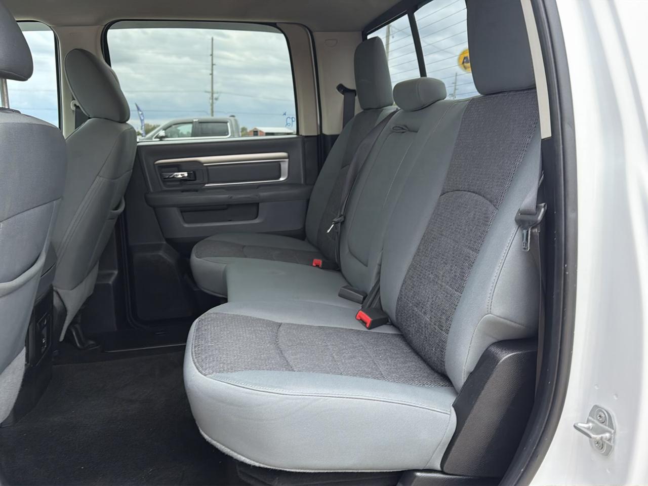 RAM 1500 4WD Crew Cab 140.5" Lone Star 2015